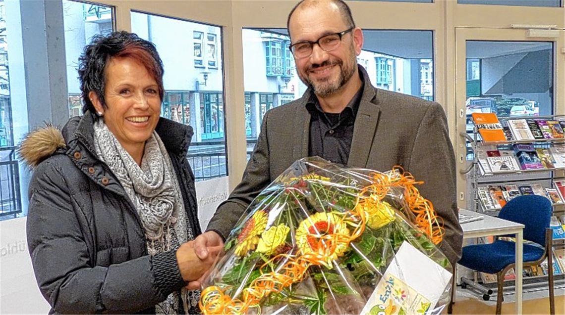 Der Gartenschau-Projektleiter Armin Dauner gratuliert Katrin Geißel. Foto: privat