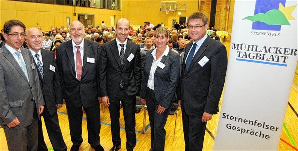 Der Gast und seine Gastgeber: Trumpf-Vize Dr.-Ing. E.h. Peter Leibinger (3. v. re.) mit den Mitgliedern des Initiativkreises der „Sternenfelser Gespräche“, Bürgermeisterin Sigrid Hornauer, Alt-Bürgermeister Helmut Wagner (2. v. li.), Michael Gutjahr von der EnBW (re.) und Verleger Hans-Ulrich Wetzel vom Mühlacker Tagblatt (li.). Als Wegbereiter und Vermittler zwischen dem Organisationsteam und dem prominenten Referenten fungiert in diesem Fall Hans-Joachim Wolf (3. v. li.), Geschäftsführer der Sternenfelser Wolf Design GmbH und persönlicher Bekannter Leibingers.