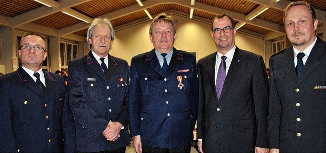 Der Geehrte Helmut Müller (Mitte) mit Kommandant Ralph Keipp (v.li.), Hubert Sickinger vom Kreisverband, OB Frank Schneider und Kreisbrandmeister Christian Spielvogel. Foto: Stahlfeld
