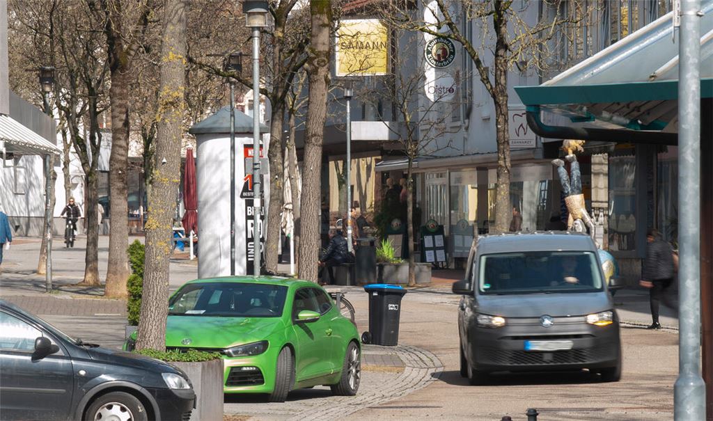 Der Gemeinderat befasst sich mit einem Vorschlag der Verwaltung, wonach die untere Bahnhofstraße für ein Jahr zu einer Tempo-20-Zone mit Einbahnverkehr werden soll. Foto: Archiv