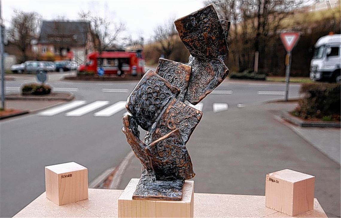 Der Gemeinderat war für das Jubiläumsjahr 1250 Jahre Illingen auf der Suche nach einem Kunstwerk. In Kurt Tassottis Bronzeplastik – hier ein Entwurf des Künstlers – hat das Gremium das passende Objekt gefunden, das 2016 auf dem Schillerplatz aufgestellt werden soll, der sich auf dem Foto auf der anderen Seite der Bahnhofstraße befindet.