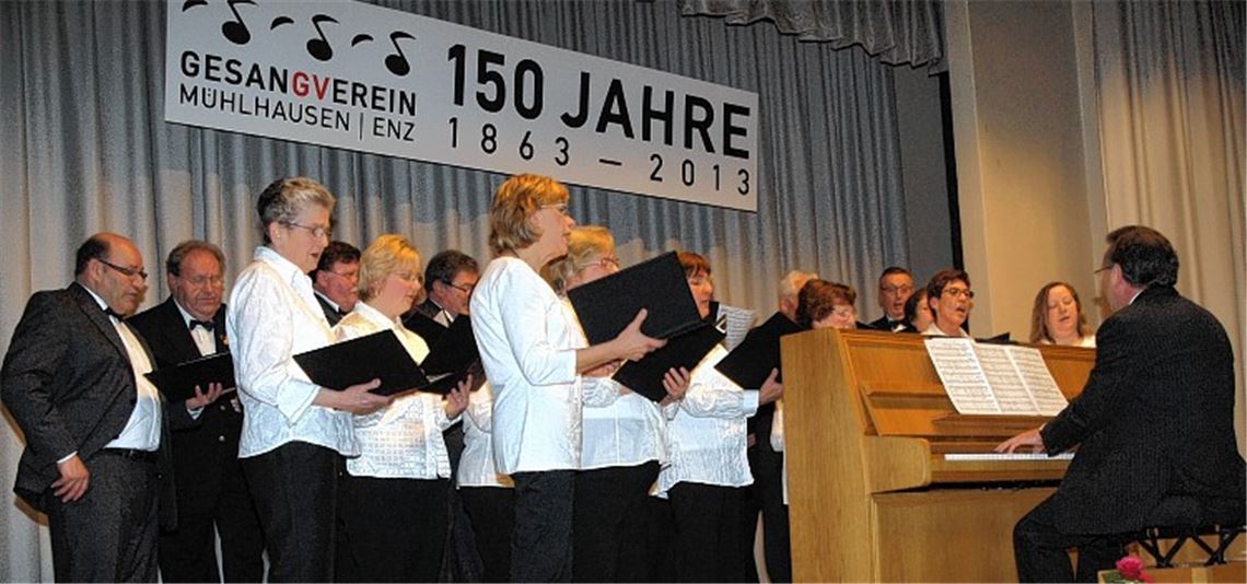 Der Gemischte Chor des Gesangvereins Mühlhausen unter der Leitung von Richard Reiling beim Festbankett in der Enztalhalle.