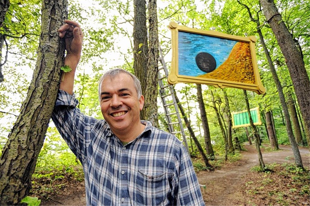 Der Gemminger Künstler Hinrich Zürn (großes Bild) und sein Helfer André Lindner sorgen dafür, dass der Wald oberhalb von Schönenberg zur Galerie wird.