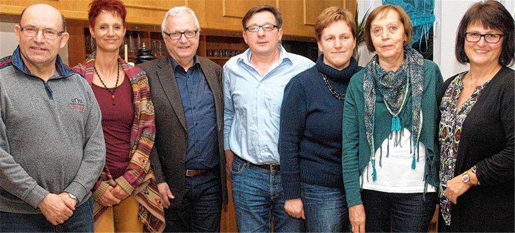Der Gesangverein Mühlhausen mit dem stellvertretenden Vorsitzenden Uli Böhmer (Mitte) beruft Susanne Hauff-Alemann, Hannelore Weiß, Brigitte Böhmer, Reiner Müller, Heike Kolb und Ulrich Kärcher (v. re.) erneut in den Vorstand.