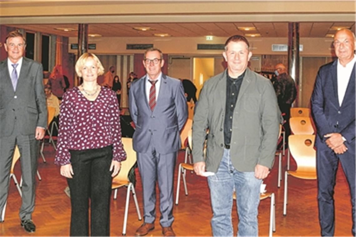 Der Geschäftsführende Vorstand Holger Schünhof (v.li.), Aufsichtsratsvorsitzender Sieghardt Bucher, Aufsichtsrätin Susanne Beller, Geschäftsführer Johannes Altmann und die Aufsichtsräte Markus Pfeil, Frank Dutt und Rudolf Kram lenken die KreisBau Enz-Neckar. Fotos: Stahlfeld