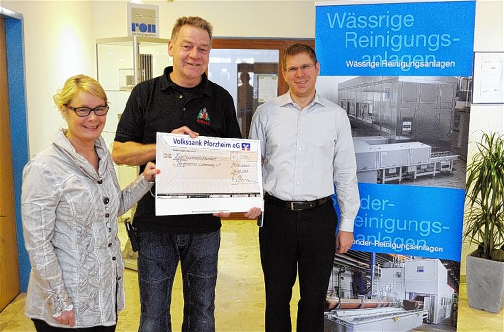 Der Geschäftsführer der Firma Roll, Tobias Oberauer, und Betriebsratsvorsitzender Russell Whitley überreichen Sabine Schüle (v. re.) 2500 Euro für die Familienherberge Lebensweg. Foto: Fotomoment