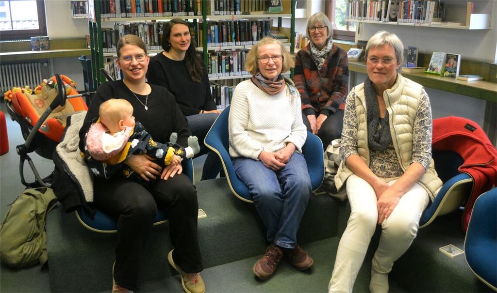 Der Gesprächskreis von Lea Feldberg (v.li.), Teresa Krannich, Anneliese Blau, Dr. Gudrun Koschmieder und Susanne Haas befasst sich mit kommunalem Klimaschutz. Foto: Stahlfeld