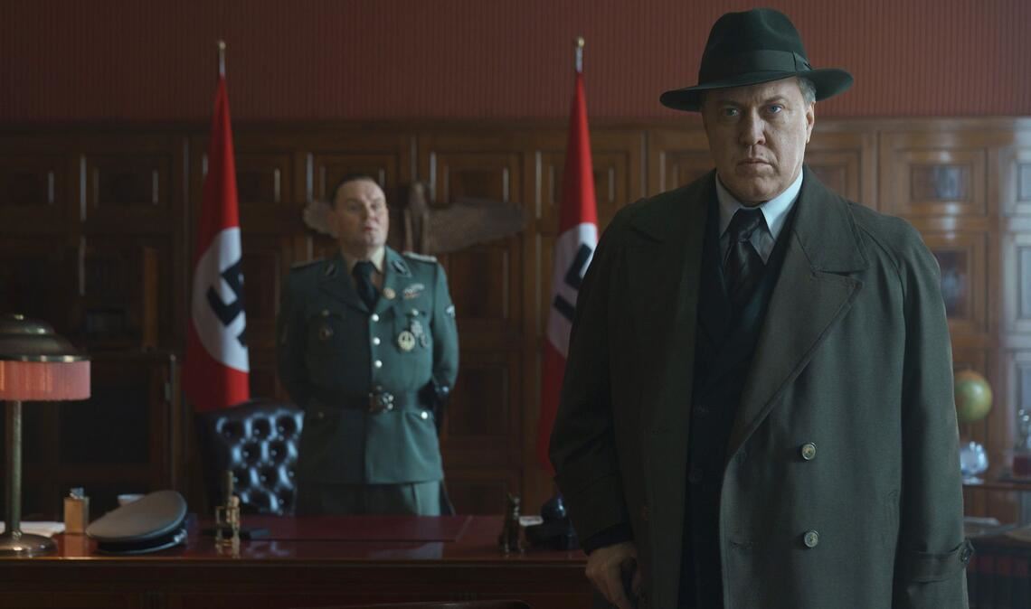 Der Gestapomann Buback (Nicholas Ofczarek, r.) muss den Weisungen des NS-Befehlshaber Meckerle (Devid Striesow, l.) folgen ...