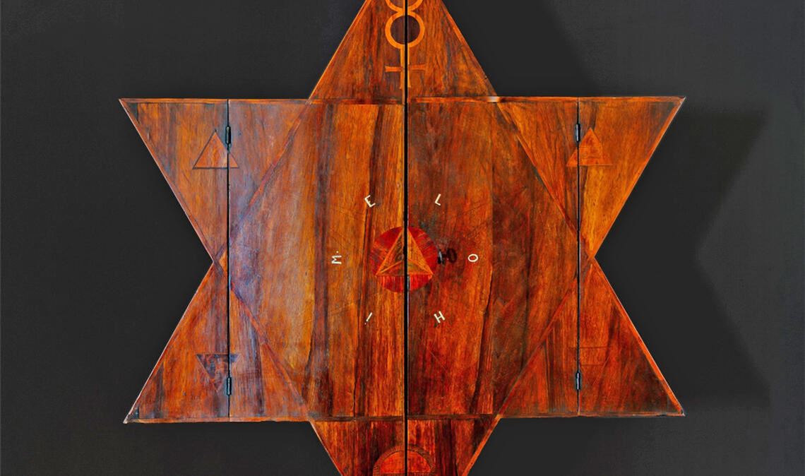 Nicht nur Faust war ein Fan der Alchemie Der „Giftschrank“ hing lange im Faust-Geburtshaus. Heute ist er im Faust-Museum zu sehen. Die Geschichte des Stücks birgt noch Rätsel. Foto: Faust-Museum