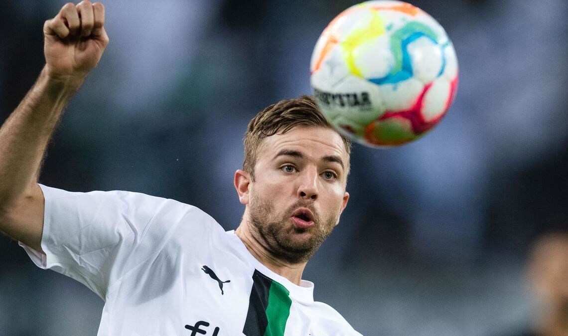 Der Gladbacher Christoph Kramer stellt sich hinter den Trainer.