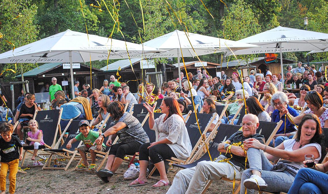 Der Goldlametta-Regen gehört bei den Sommerevenz dazu. Foto: Archiv/Stahlfeld