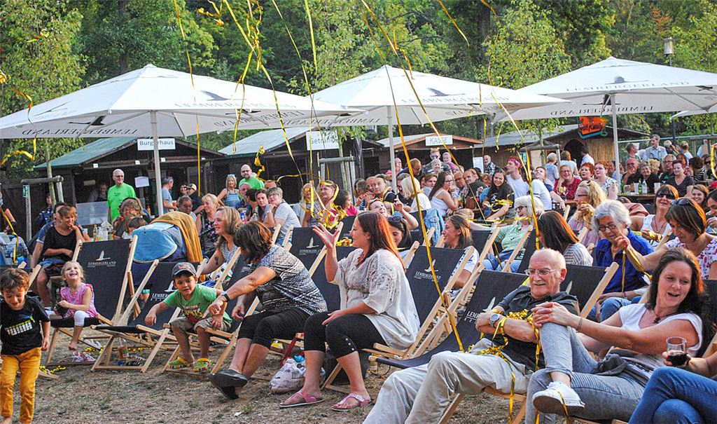 Der Goldlametta-Regen gehört bei den Sommerevenz dazu. Foto: Archiv/Stahlfeld
