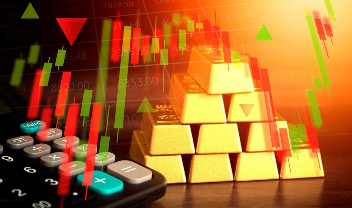 Der Goldpreis fällt deutlich unter sein Rekordhoch. Welche Faktoren jetzt auf den Markt drücken, welche Rolle die US-Notenbank spielt und warum Anleger nervös reagieren.