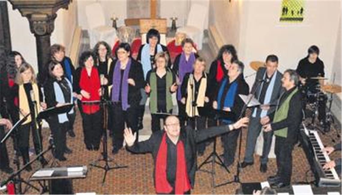 Der Gospelchor Colours mit Dirigent Florian Knapper.
Foto: Stahlfeld
