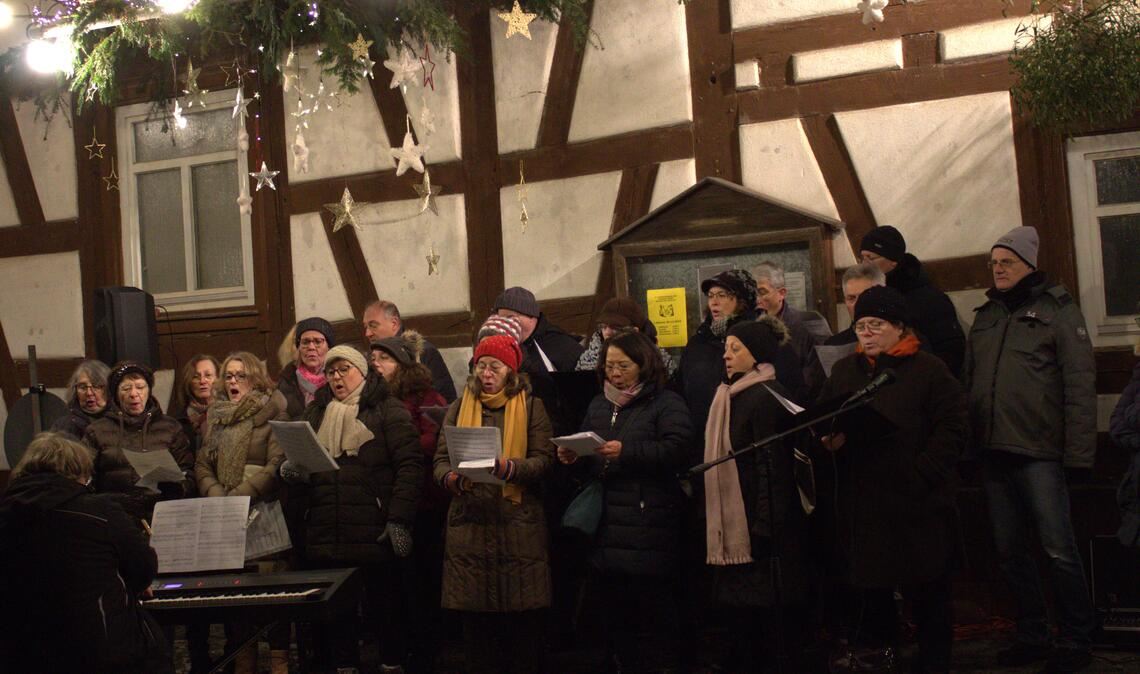 Der Gospelchor bei seinem Auftritt. Foto: Gießler