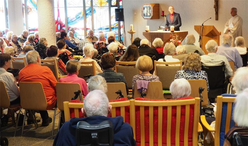 Der Gottesdienst im vollbesetzten Andachtsraum des Seniorenzentrums St. Franziskus in Mühlacker steht unter dem Motto „Wer singt, betet doppelt“. Foto: Müller