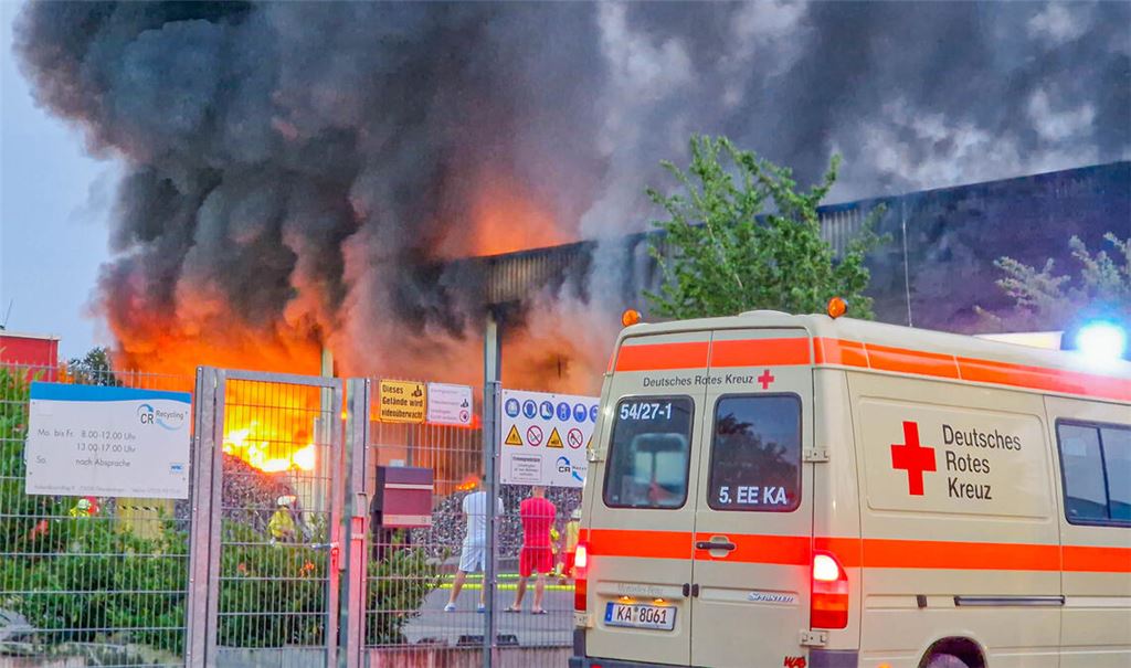 Der Großbrand mit starker Rauchentwicklung hält die Einsatzkräfte am Dienstag in Atem. Foto: Archiv/ Einsatz-Report 24