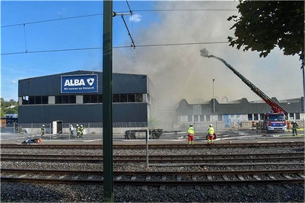 Der Großeinsatz am Dienstagabend: In einem Pforzheimer Entsorgungsunternehmen geraten rund 40 Tonnen Abfallstoffe in Brand, darunter Papier und Holz. Foto: Myroshnichenko