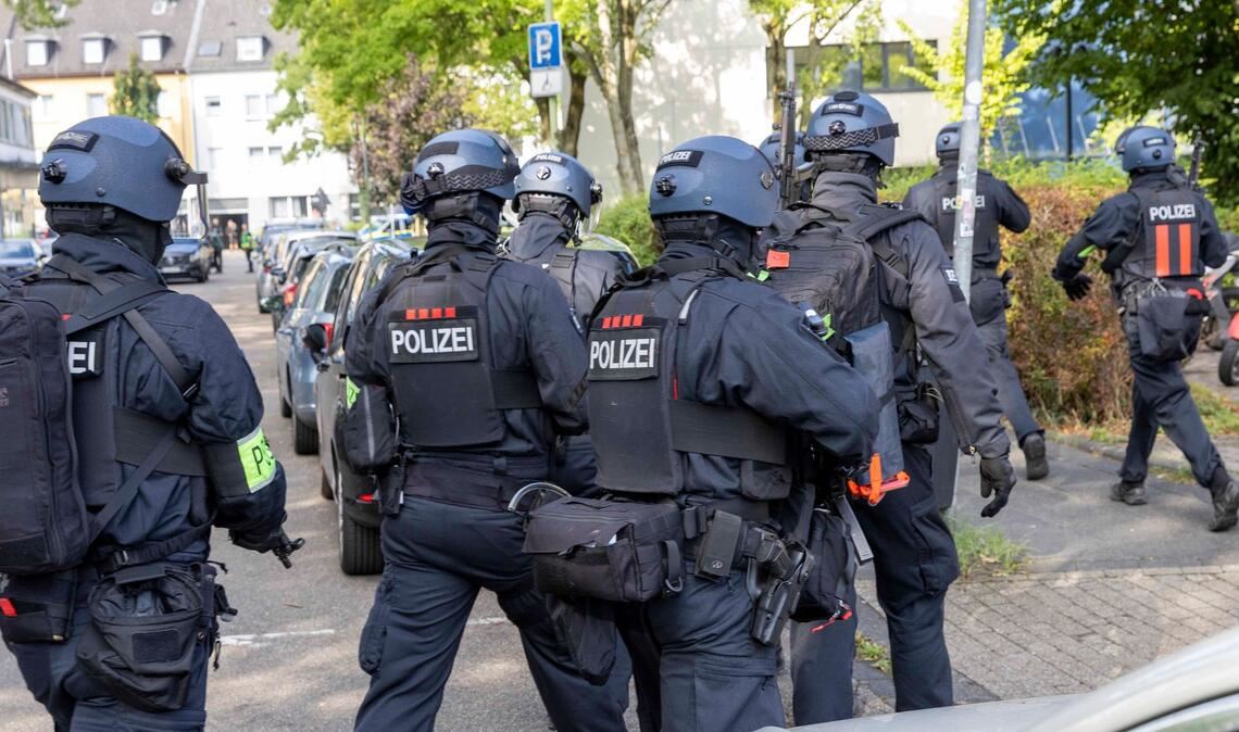 Der Großeinsatz zieht sich über Stunden bis zur Festnahme des Tatverdächtigen.