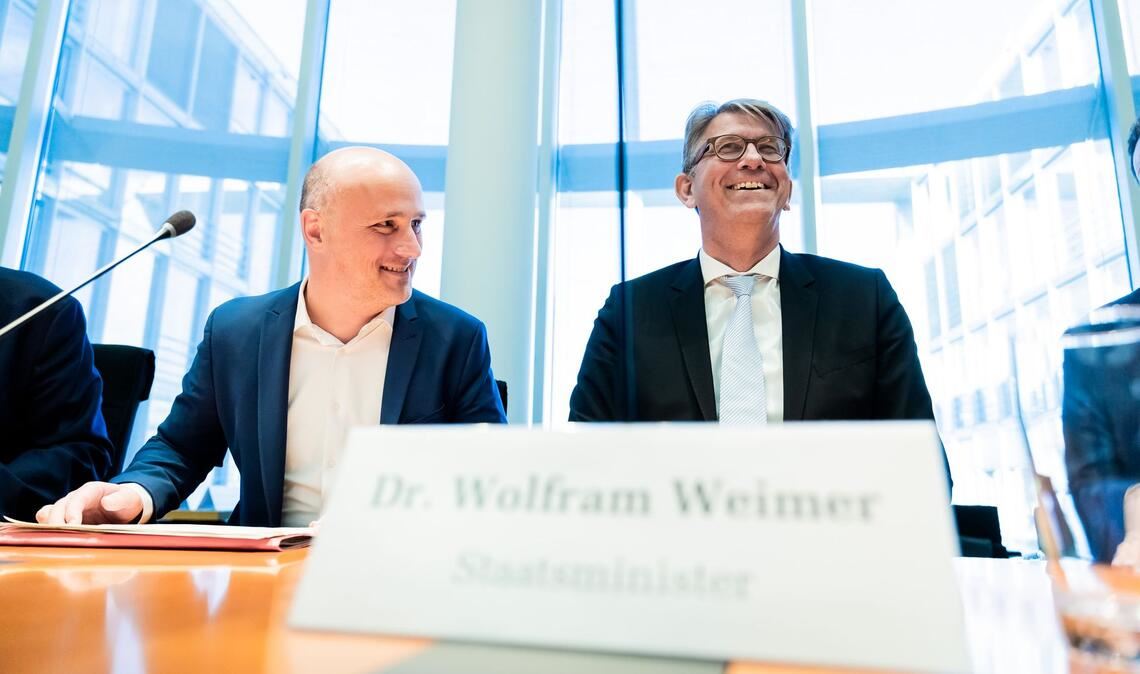 Der Grüne Sven Lehmann hat den Kulturstaatsminister schon mehrfach in den Kulturausschuss geladen, um Bericht zu erstatten. (Archivbild)