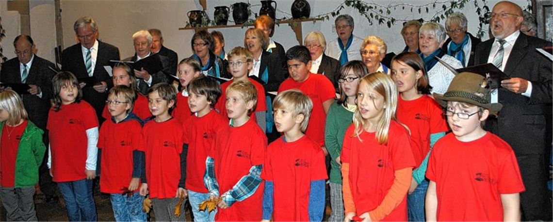Der Grundschulchor der Ulrich-von-Dürrmenz-Schule und die Chorgemeinschaft Liederkranz beim gemeinsamen Auftritt in der Kelter. 