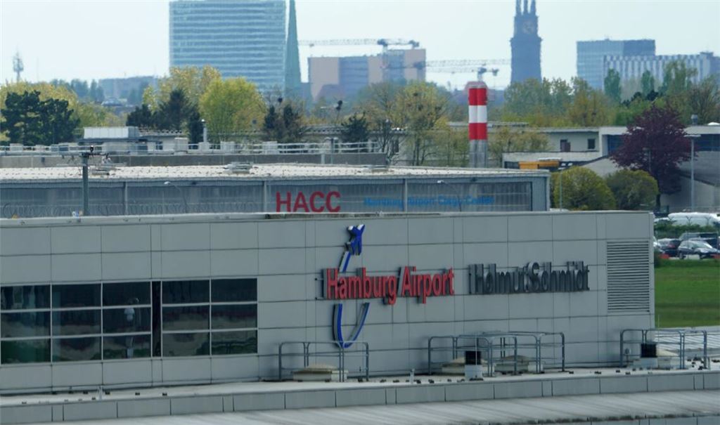 Der Hamburger Flughafen musste nach einer kleinen Bruchlandung eines Kleinflugzeuges kurzzeitig für alle Starts und Landungen geschlossen werden. (Archivbild)