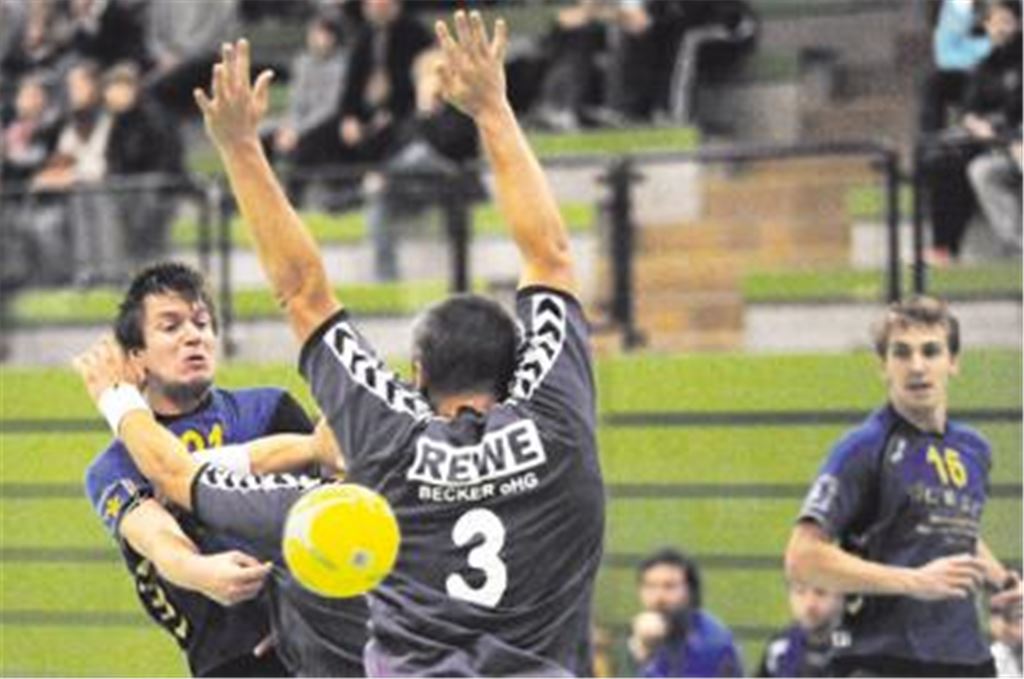 Der Handballclub Blau-Gelb Mühlacker (blaue Trikots) gibt beim ersten Heimspiel in der Enztalhalle alles, doch der ehemalige Badenligist TV Neuthard ist für die Mannschaft eine Nummer zu groß. Am Ende muss sich der HC mit 20:31 geschlagen geben.
Foto: Fotomoment