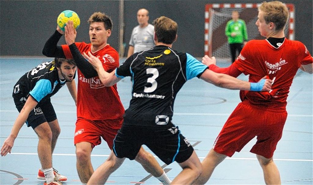 Der Handballer des TSV Knittlingen (rote Trikots) wollen nach der Heimniederlage gegen die HSG TB/TG 88 Pforzheim unbedingt etwas für ihre Saisonbilanz tun. Um das Punkteverhältnis positiv zu beeinflussen, muss gegen die TSG Niefern in der Kirnbachhalle ein Sieg her.