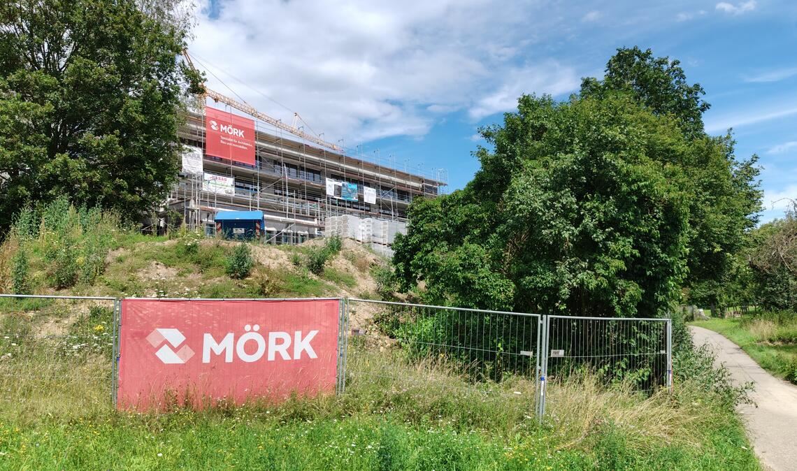 Der Hang am künftigen Außengelände der Kinderbetreuung Rabennest stellt die Verantwortlichen vor Herausforderungen. Fotos: Deeg