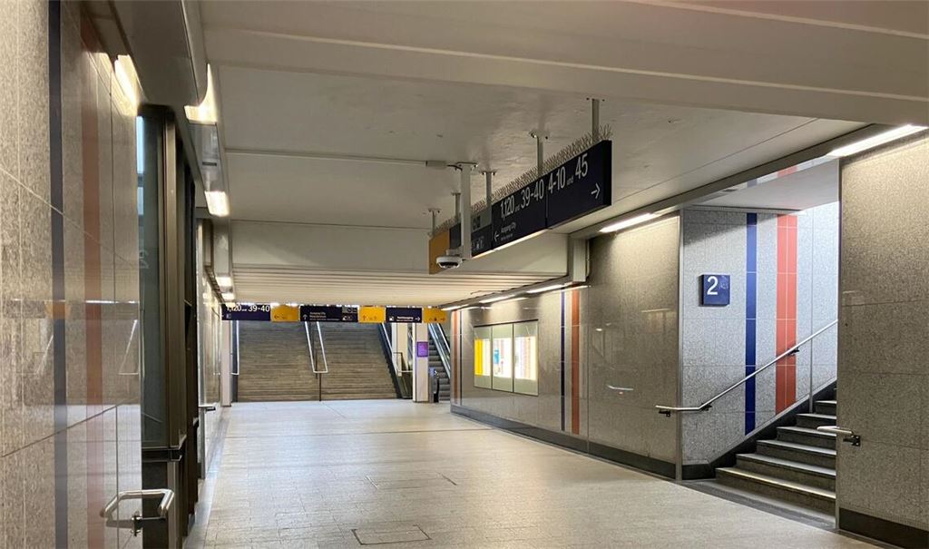 Der Hauptbahnhof in Kaiserslautern musste nach einer Bombendrohung gesperrt werden. (Archivbild)
