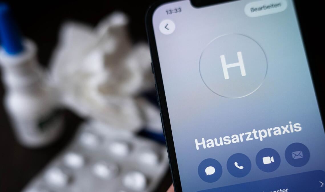 Der Hausarzt schreibt einen krank: Bei Arbeitsunfähigkeit zahlt der Arbeitgeber dann das volle Gehalt für einen Zeitraum von bis zu sechs Wochen weiter.