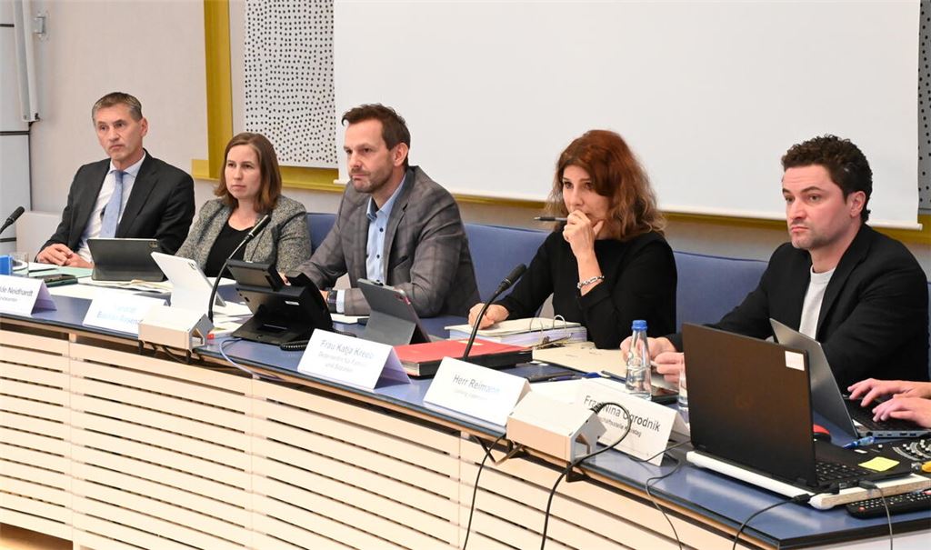 Der Haushalt und die Vergütungen für Tagesmütter sind Themen im Jugendhilfeausschuss des Kreistages (v.li.): Kämmerer Frank Stephan, Erste Landesbeamtin Hilde Neidhardt, Landrat Bastian Rosenau, Sozialdezernentin Katja Kreeb und der Leiter des Jugendamtes, Christopher-Tom Reimann. Foto: Bott