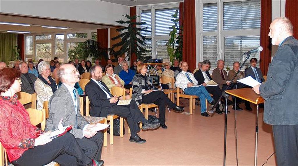 Der Hausherr, Pfarrer Wolfgang Schlecht (vorne 2.v.li.), erhält beim Gemeindeforum in Illingen von Vertretern unter anderem der Schule, der katholischen Kirche, der weltlichen Gemeindeverwaltung und der Vereine Lob und Anregungen.