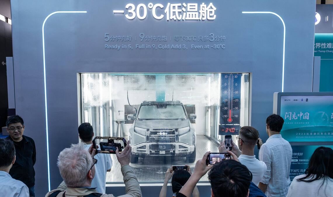Der Hersteller BYD aus China setzt sich, wie hier auf der  Automesse in Peking, gekonnt ins Szene, und macht japanischen Autobauern massiv Konkurrenz.