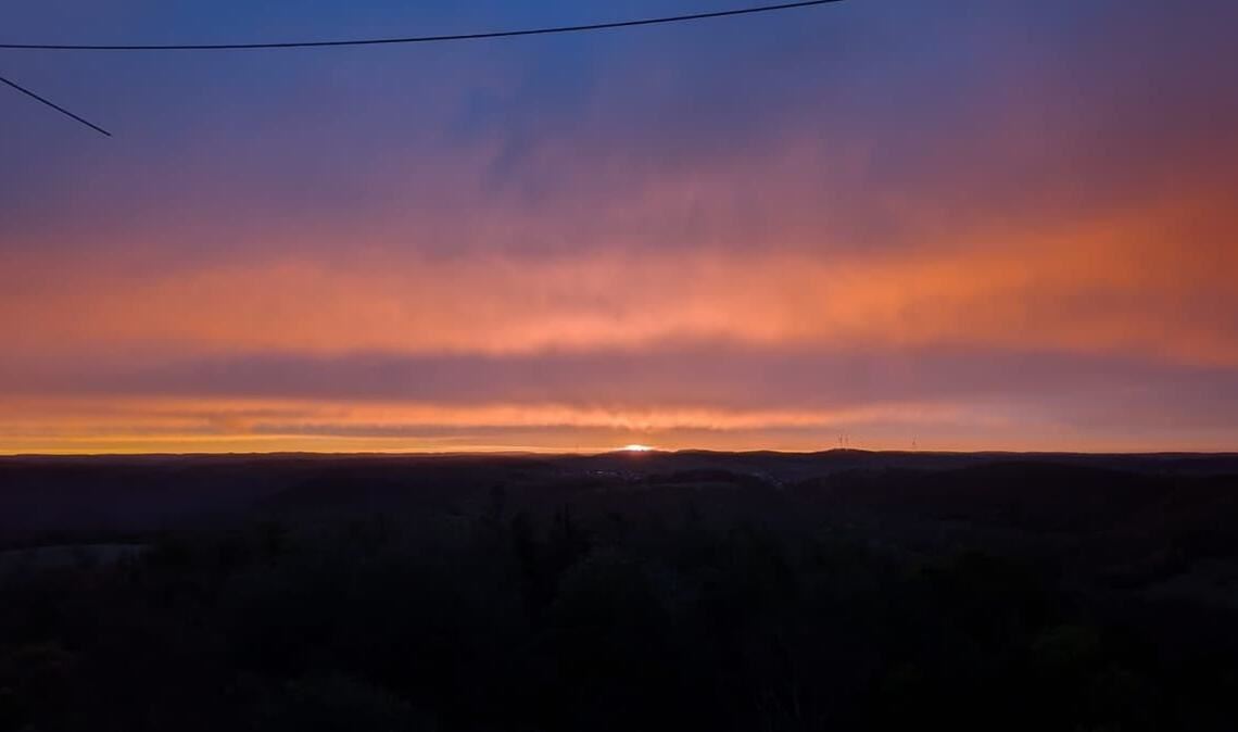 Der Himmel färbte sich vor dem Sonnenaufgang.