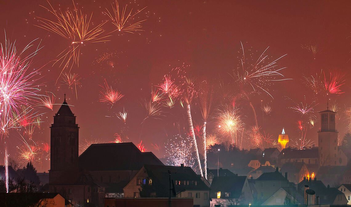 Der Himmel über Mühlacker erleuchtet einmal mehr durch buntes Feuerwerk. Foto: Fotomoment