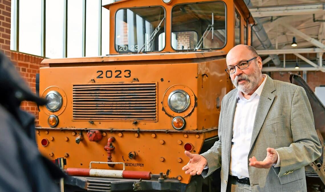 Der Historiker Nikolaus Niederich vor einer Lok, die 1946 für die Beförderung von Kriegstrümmern gebaut wurde.