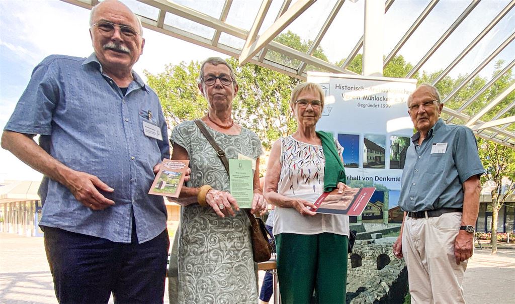 Der Historisch-Archäologische Verein Mühlacker setzt sich dafür ein, ein Bewusstsein für die Ortsgeschichte zu schaffen. In Pforzheim dabei sind Vorsitzende Christiane Bastian-Engelbert (li.), Michael Schönherr, das Ehepaar Esther und Ralf Davids. Foto: Weber