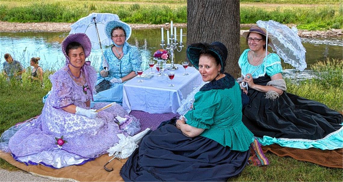 Der Hitze wegen flanieren die Damen am Samstag weniger, als dass sie am Wegesrand auf interessierte Besucher warten