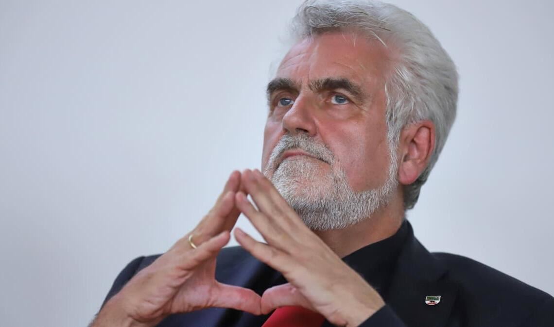 Der Hochschullehrer und Wissenschaftsmanager Armin Willingmann ist Spitzenkandidat der SPD in Sachsen-Anhalt. Unter seiner Ägide wirbt die Landes-SPD mit dem Slogan „Wir sind der Deich" - einer Zeile aus einem Nazi-Lied - ausgerechnet für den Kampf gegen eine rechte AfD-Regierung.