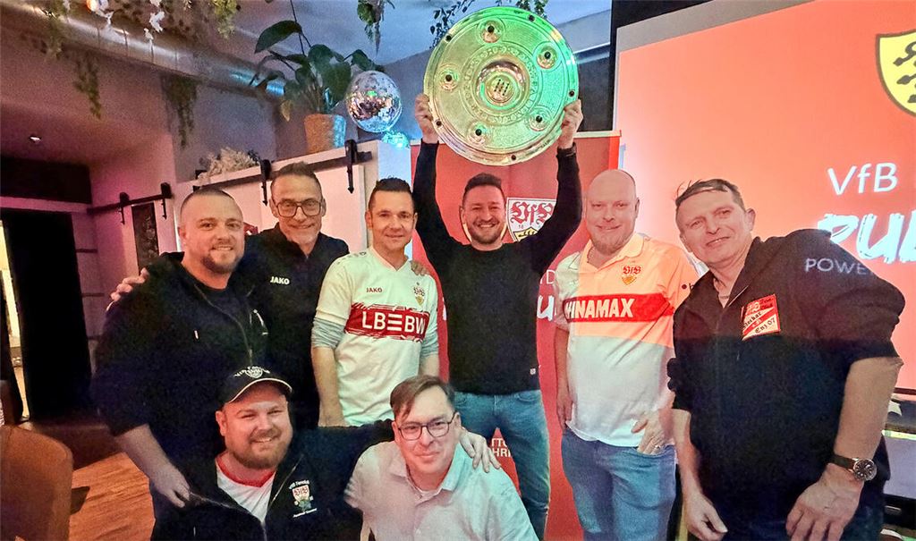 Der Höhepunkt des Abends: Das Siegerteam mit Benjamin Färber, Michael Maier und Manuel Schmidt (Mitte, v.li). stemmt die Meisterschale von 1992 in die Höhe. Nils Girrbach, Patrick Arnold (v.li) und Michael Svoboda freuen sich über Platz zwei beim Pub-Quiz, das von Stadionsprecher Holger Laser und Journalist Philipp Maisel moderiert wurde.