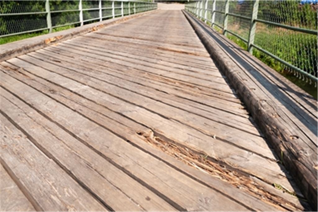 Der Holzbelag der Enzbrücke in Mühlhausen ist sichtlich ramponiert. Foto: Fotomoment