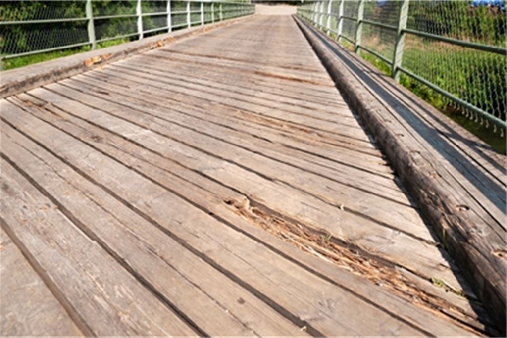Der Holzbelag der Enzbrücke in Mühlhausen weist massive Schäden auf und muss dringend ausgetauscht werden. Foto: Archiv