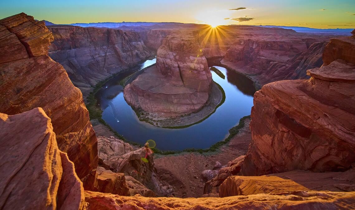 Der Horseshoe Bend ist ein hufeisenförmiger Talmäander des Colorado River in der Nähe der Stadt Page im US-Bundesstaat Arizona.