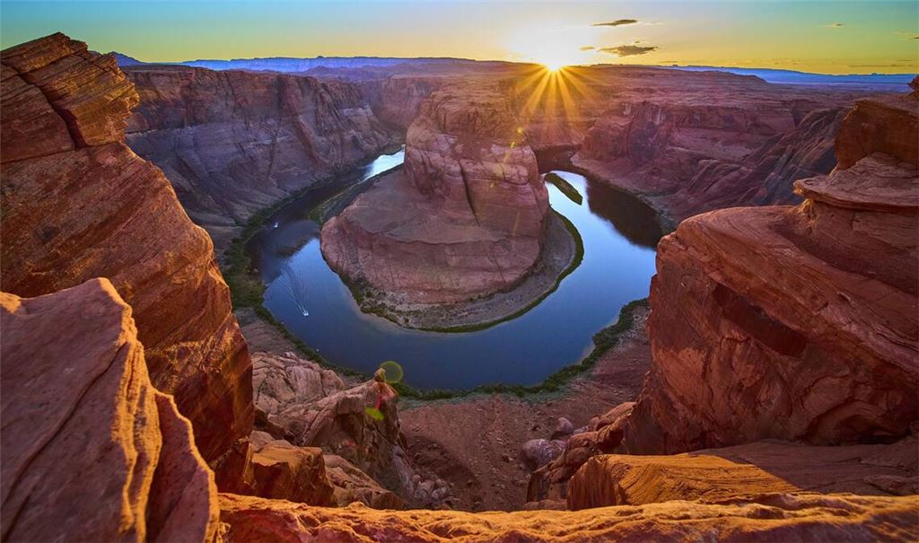 Der Horseshoe Bend ist ein hufeisenförmiger Talmäander des Colorado River in der Nähe der Stadt Page im US-Bundesstaat Arizona.