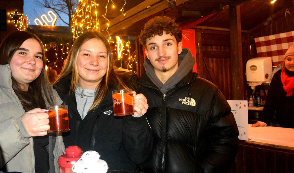 Der Hot Aperol schmeckt den jungen Besuchern des Mühlacker Weihnachtsmarkts. Fotos: Stahlfeld