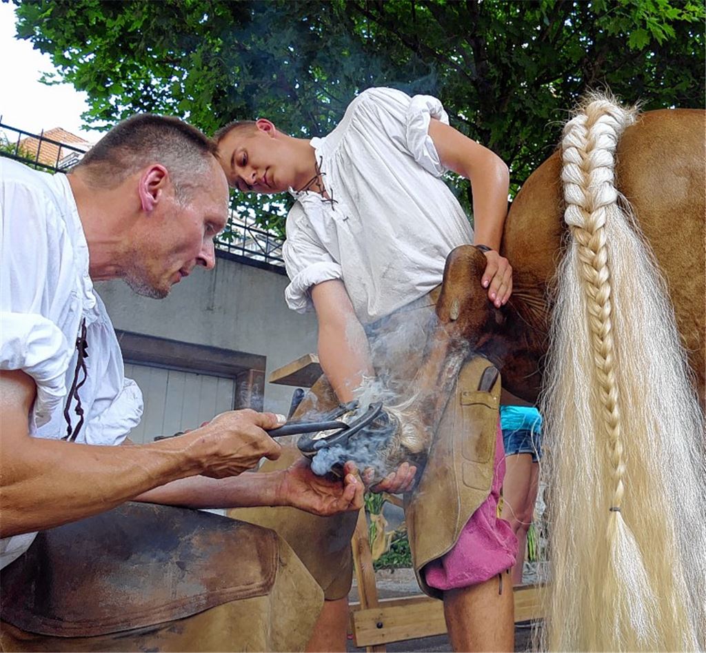 Der Hufschmied Martin Haußer ist echt, dagegen gehören die „Pest Doctores“, die durch die Straßen von „Brettheim“ ziehen, zu den Hunderten von Darstellern des Peter- und Paul-Fests.