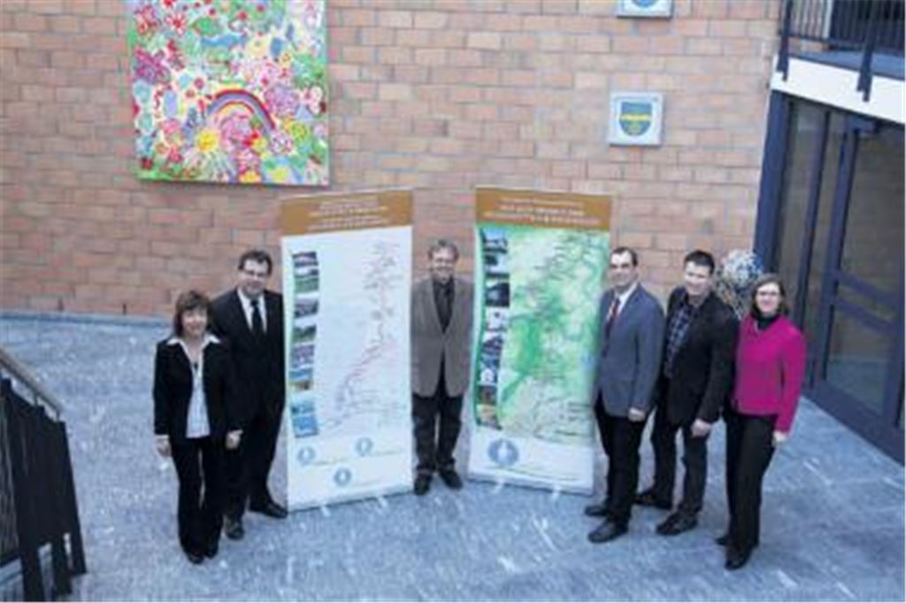 Der Hugenotten- und Waldenserpfad steht im Zentrum der gemeinsamen Präsentation von Mühlacker, Maulbronn und Ötisheim auf der CMT in Stuttgart. Gestern stellten Helga Wagner von der Stadt Mühlacker, Maulbronns Bürgermeister Andreas Felchle, sein Ötisheimer Kollege Werner Henle, Mühlackers Oberbürgermeister Frank Schneider, Wengerter Frank Jaggy aus Ötisheim und Mühlackers Wirtschaftförderin Anette Leitner (v. li.) ihre Pläne vor. 
Foto: Goertz
