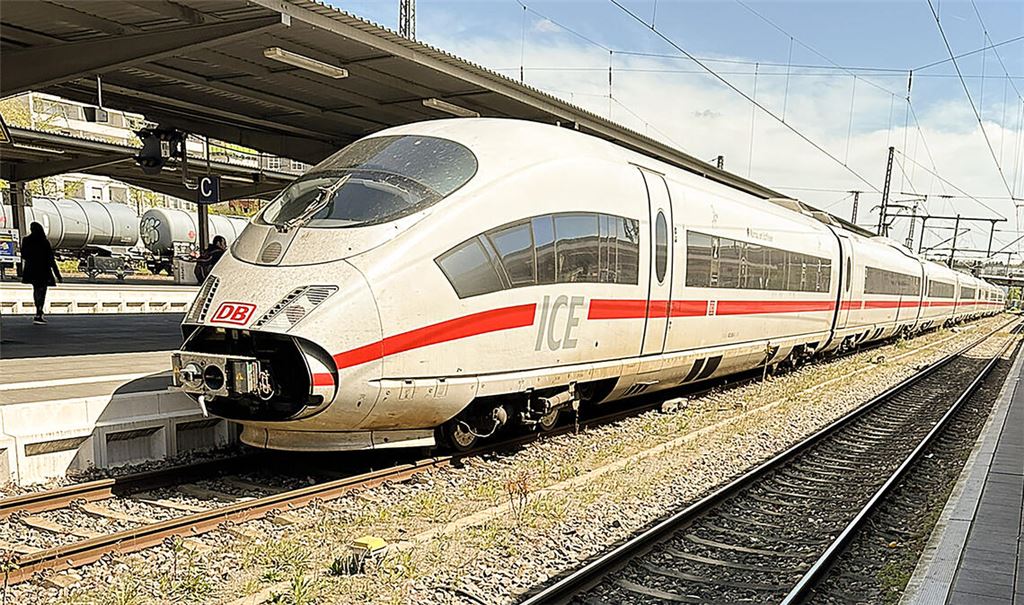 Der ICE hält im Pforzheimer Hauptbahnhof. Die Türen bleiben aber bisher zu. Foto: privat