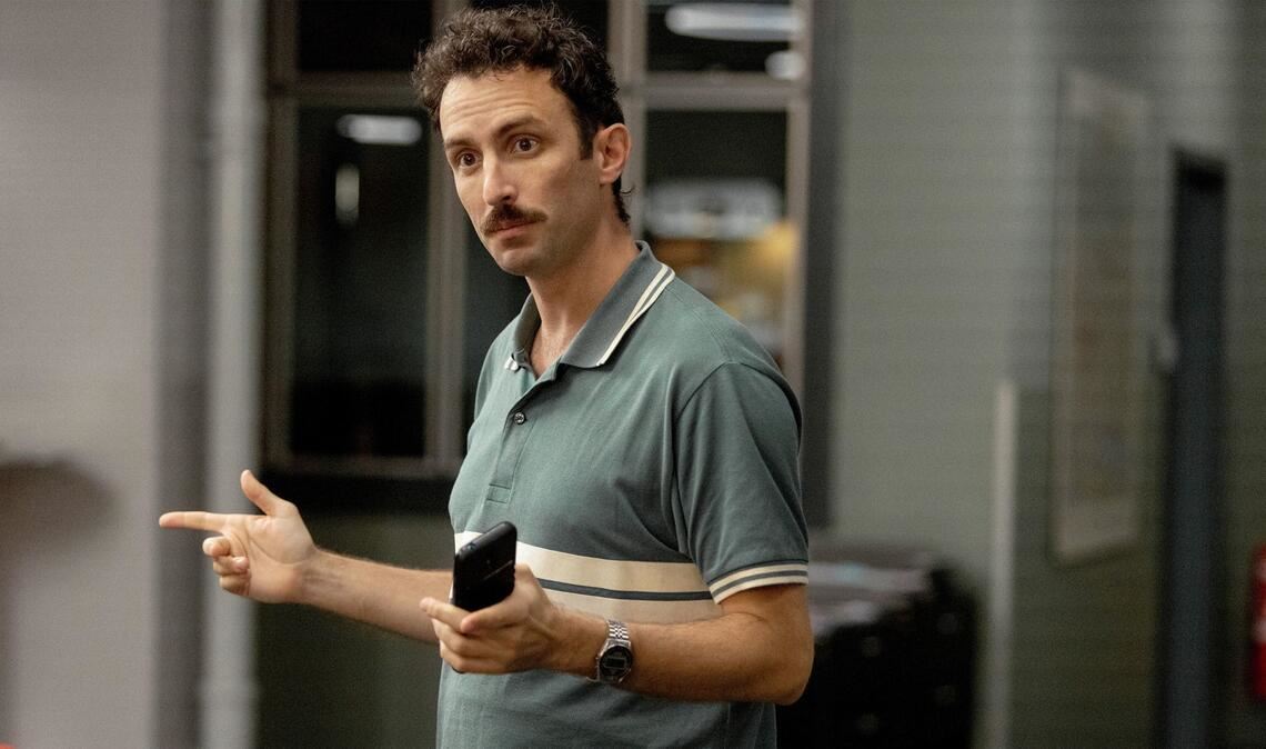 Der IT-Spezialist der Polizei-Abteilung arbeitet durch: Noah Löwenherz (Aaron Arens).